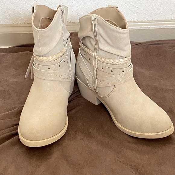Jelly pop Ankle Boots. Inner zipper, New without tags. Cream color size 6M - Picture 2 of 13